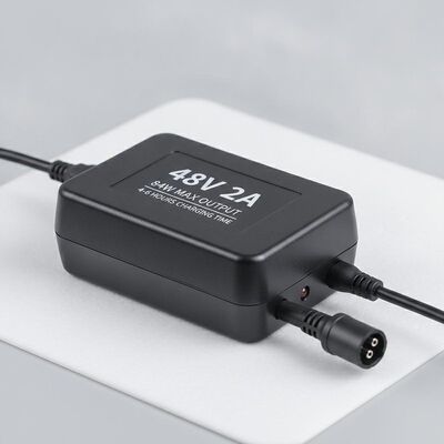 48V 2A Ebike Batterijlader met 4-6 uur oplaadtijd en 84W maximale uitgangsvermogen voor elektrische fietsen